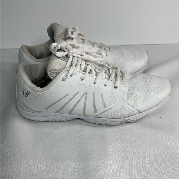 Varsity White Athletic Shoes with Minimalist Design - Picture 5 of 8